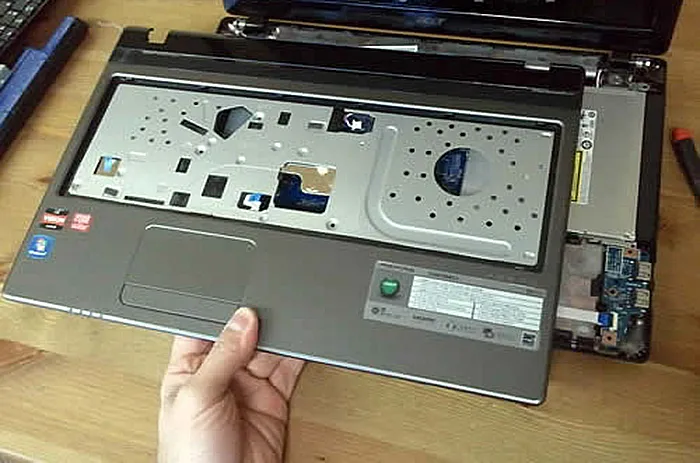 Как снять жесткий диск с ноутбука