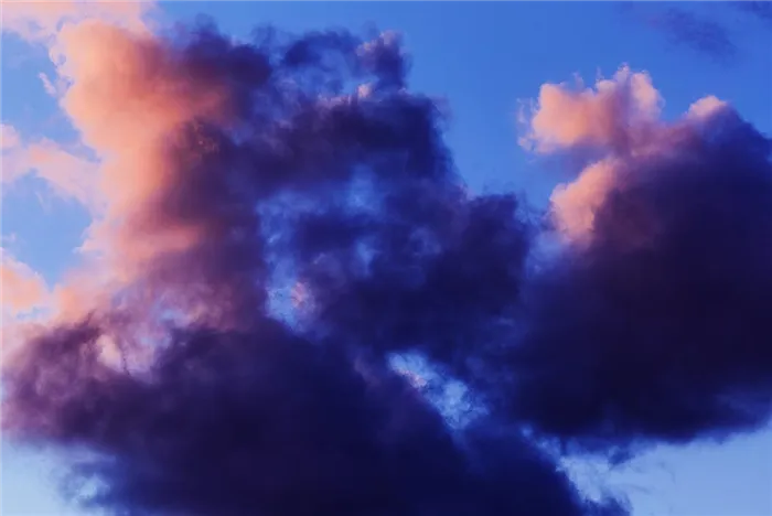 Фоновое фото крупным планом для рабочего стола с фиолетово-розовыми облаками на голубом небе OlegMoroz (Tengyart)