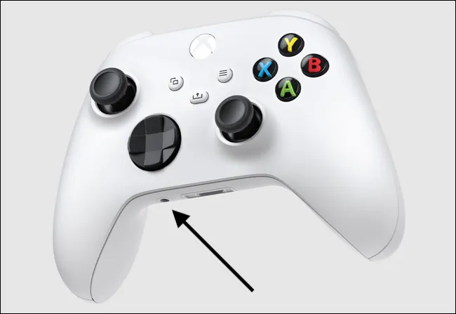 Установите аудиоразъем на контроллер Xbox Series X S