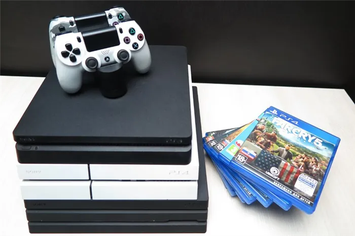 Игровая приставка PlayStation на столе рядом с диском