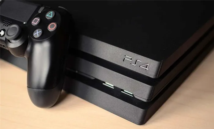 Вид на PlayStation 4 Pro с угла, закрытого джойстиком