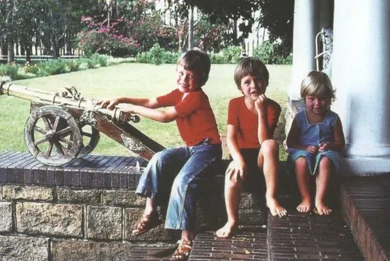 Илон Маск в детстве с братом и сестрой