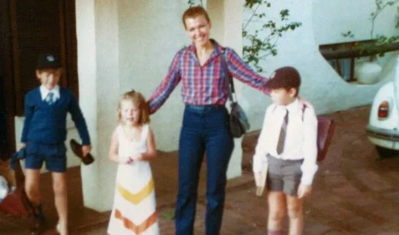 Маленький Илон (справа) с мамой, братом и сестрой