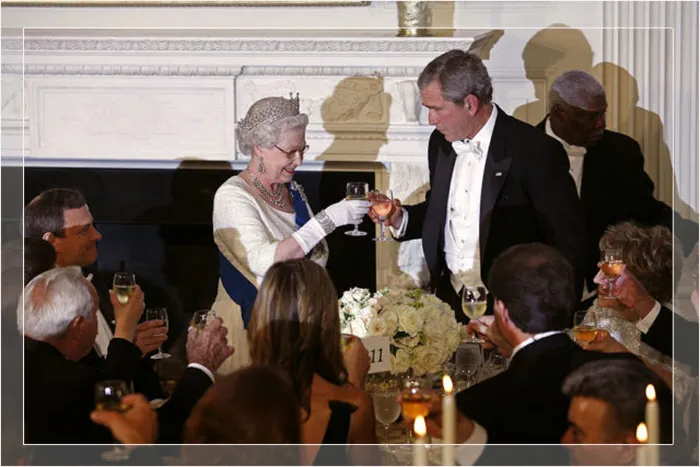 Королева Елизавета II произносит тост за президента США Джорджа Буша во время торжественного обеда в Белом доме, 2007 год.