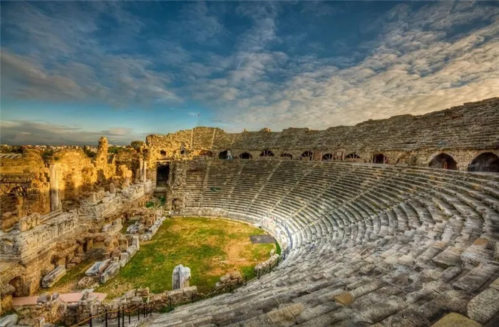 Древний амфитеатр на турецкой стороне