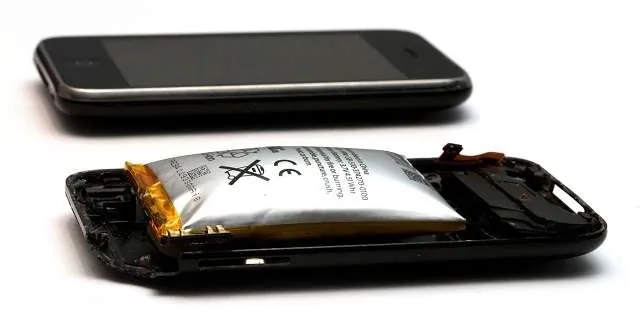 Выключается ли телефон сам по себе независимо от заряда батареи? Причина и решение.