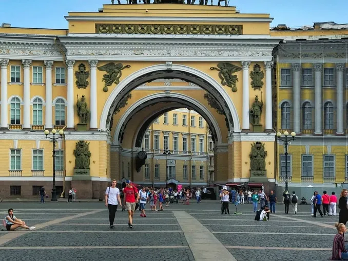Дворцовая площадь - обязательный пункт посещения в Санкт-Петербурге