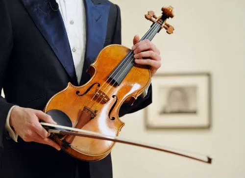 Скрипка в руке