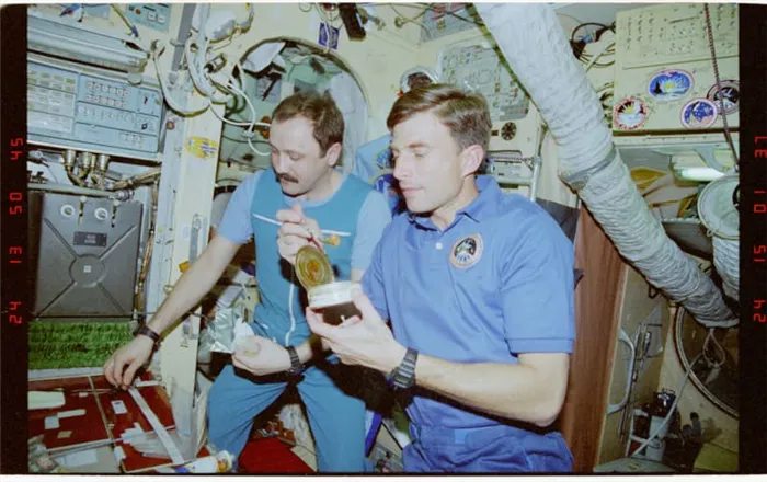 Космическая еда. Пищевые процессы (https://picryl.com/ru/media/sts076-341-019-sts-076-astronaut-and-cosmonaut -ingactivities-in-shuttle-atlantis-c60171)