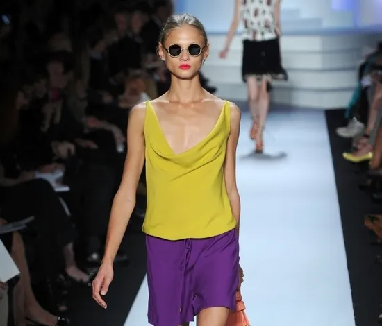 Желто-фиолетовый цвет на одежде