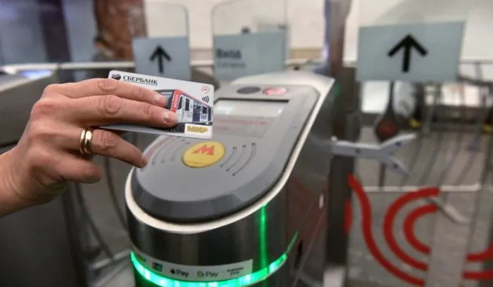 Оплата проезда в метро с помощью карты 