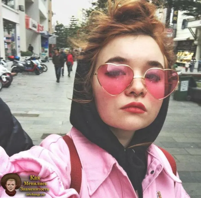 Алена Швец в розовых очках, делает селфи, на фоне улицы и людей, 2019