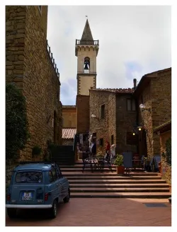 Город Винчи. На заднем плане - колокольня церкви Санта-Кроче, где крестили новорожденного Леонардо.