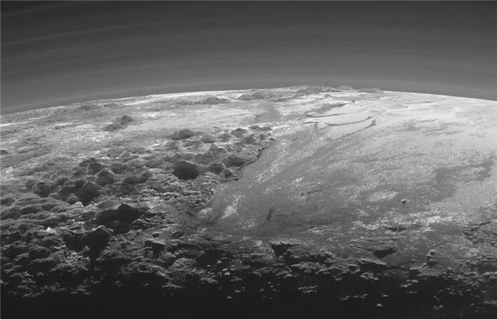 Закат на Плутоне. Этот снимок был сделан аппаратом New Horizons через 15 минут после максимального сближения с расстояния 18 000 км. Ширина картины составляет 380 километров.