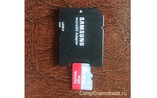Адаптер карты Micro SD рядом с картой SD