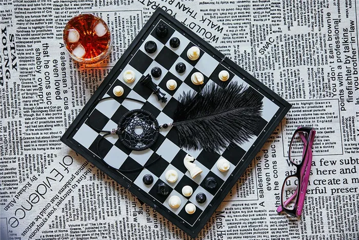 Как убрать белые блики в Photoshop - инструкция фотографа Олега Мороза. На этой фотографии изображена шахматная доска с черной ловушкой для снов и бокалом бренди.