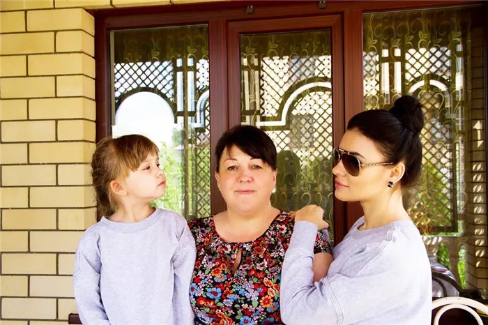 Екатерина Салина с матерью и дочерью