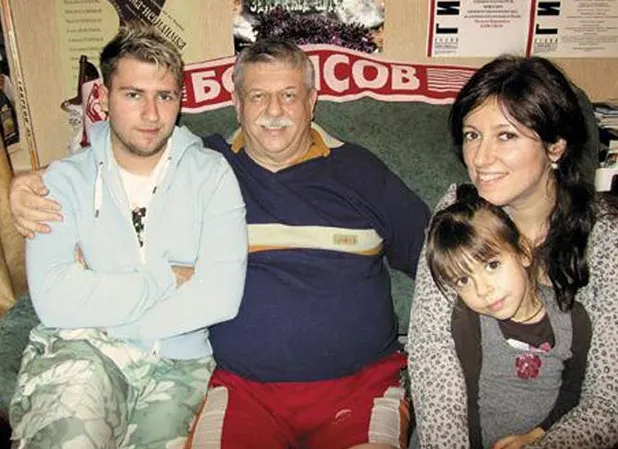 Михаил Борисов с дочерью, сыном и внучкой.