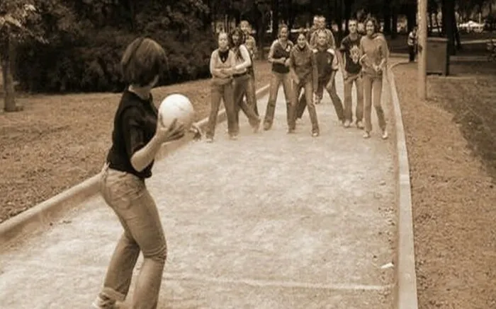 Во время игры в «выбивалу» водящий кидал мячом в участников, стараясь попасть них. /Фото: i.pinimg.com