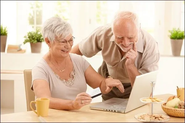 Фото пожилой пары с ноутбуком