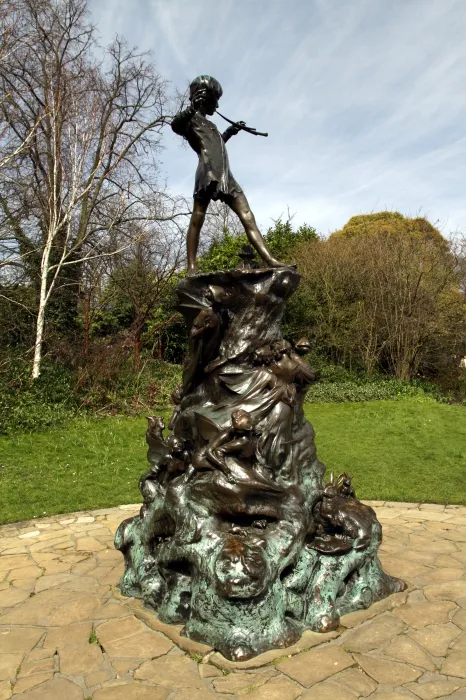 Памятник Питеру Пэну в Кенсингтонских садах. / Фото: www.wikimedia.org