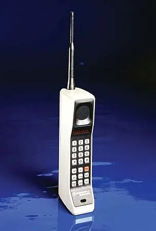 Motorola DynaTAC - первый мобильный телефон
