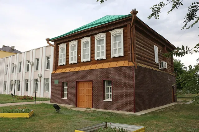 Здание, в котором располагался штаб дивизии в Лбищенске (сейчас село Чапаев).
