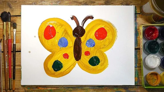 Гуашь и рисунок бабочки