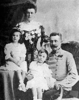 Черно-белая фотография принца Франца Фердинанда Австро-Венгрии и его семьи.