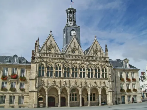 Ратуша в Сен-Кантене с богатым декором, башней по центру фасада, готический  архитектурный стиль.
