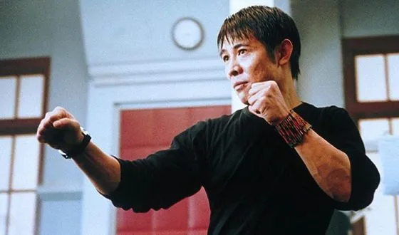 В 2001 году Джет Ли сыграл в фильме «Поцелуй дракона»