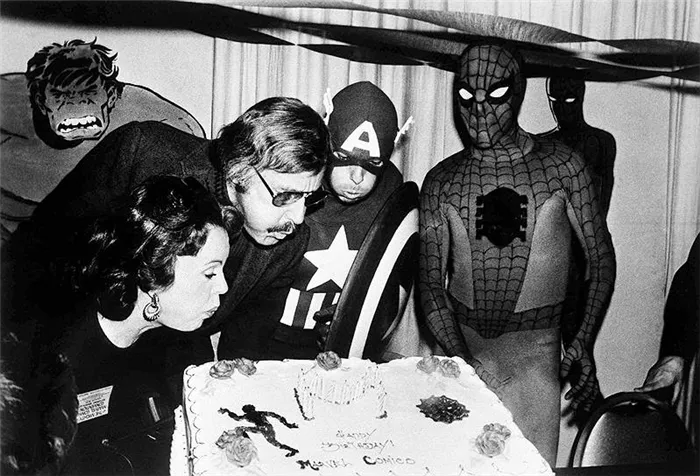 В 1939 году Стэн Ли начал работать в компании Timely Comics, основанной в том же году и переименованной в Marvel Comics в 1960-х годах. Первым созданным им персонажем был Дестроер, который появился в Mystic Comics #6 в 1941 году. Он был призван в армию США, где служил до октября 1945 года.