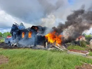 Власти ведут наблюдение за сгоревшим домом многодетной семьи в Сачонии