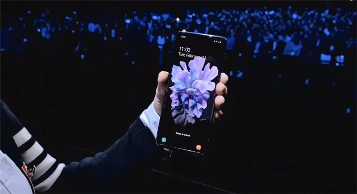Когда телефон не сложен, он выглядит так же, как и обычный смартфон Samsung.